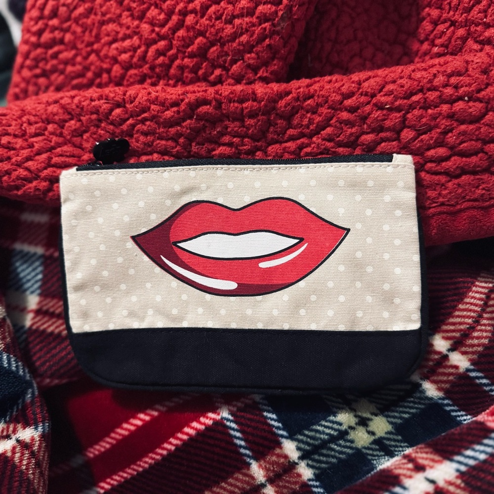 Iconic Lip 👄 Print Pouch